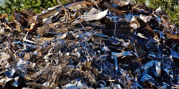 grote hoop schrootmetaal op een recyclingterrein
