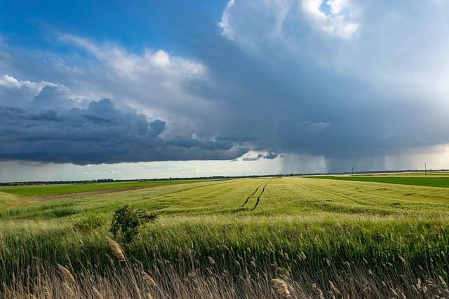 dreigende onweerslucht boven groen nederlands landschap