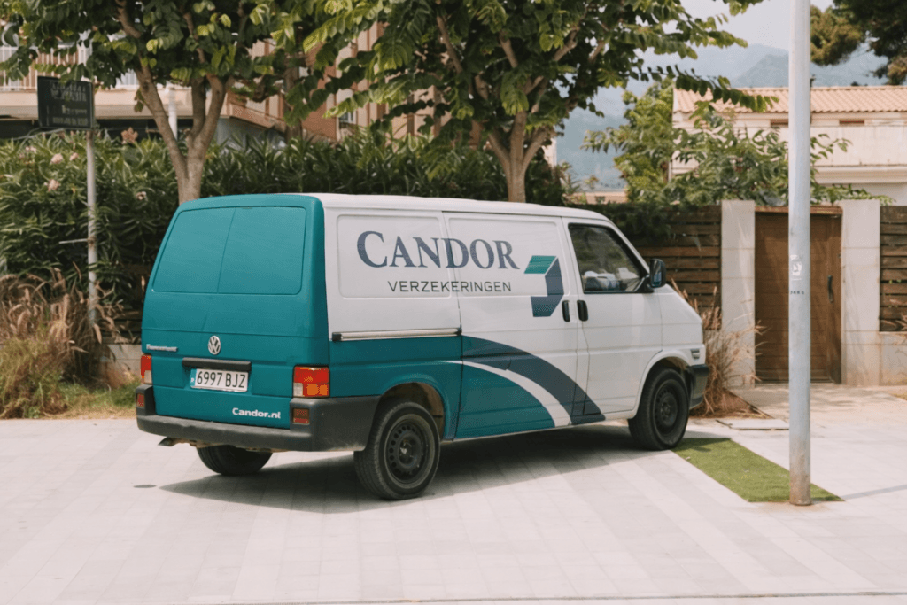 Bestelauto in Candor-huisstijl met logo van Candor Verzekeringen