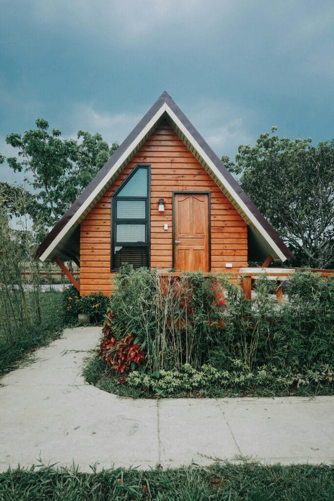 Recreatiewoning verzekeren tegen schade en leegstand Recreatiewoning van hout met zadeldak, geschikt voor verzekering van vakantiewoning of chalet.