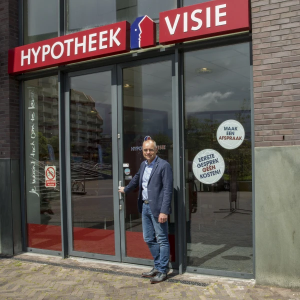 Vestiging van Hypotheek Visie Emmen met adviseur bij de entree.