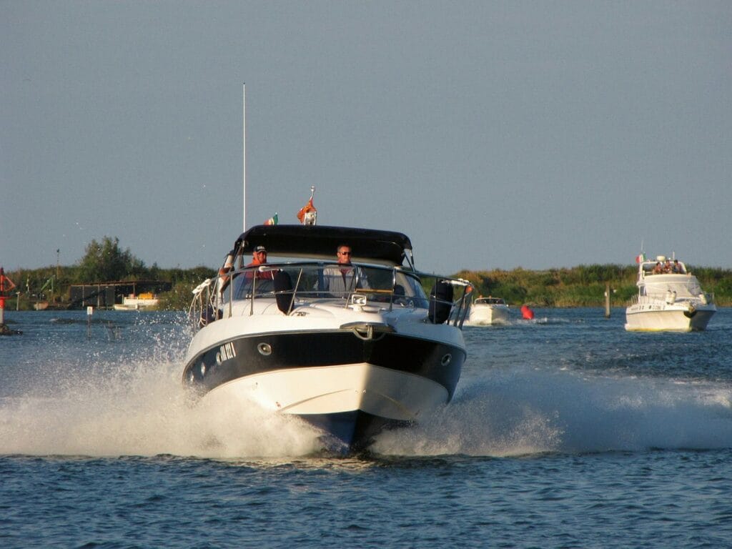 motorboot varend op open water met meerdere boten in de achtergrond