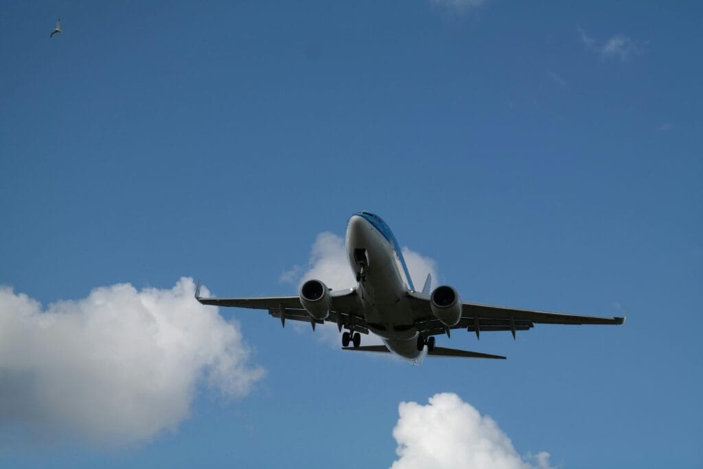 Vliegtuig vertrek reisverzekering Vliegtuig in de lucht tijdens vertrek als symbool voor reizen en een reisverzekering