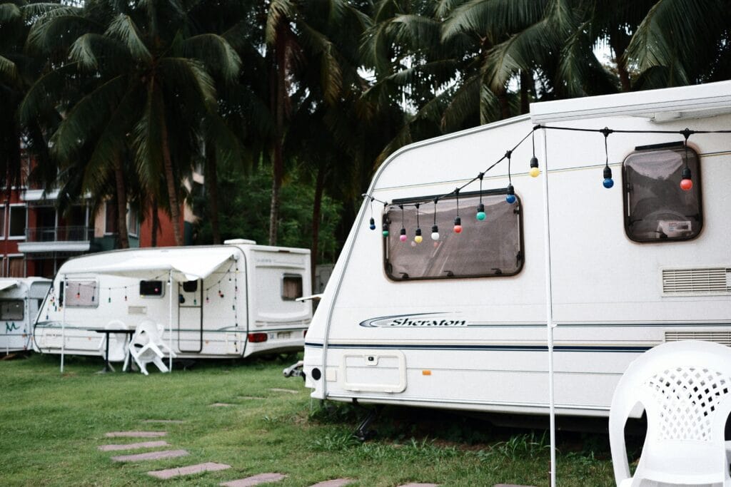 Caravans op camping met voortenten tijdens vakantie met caravanverzekering