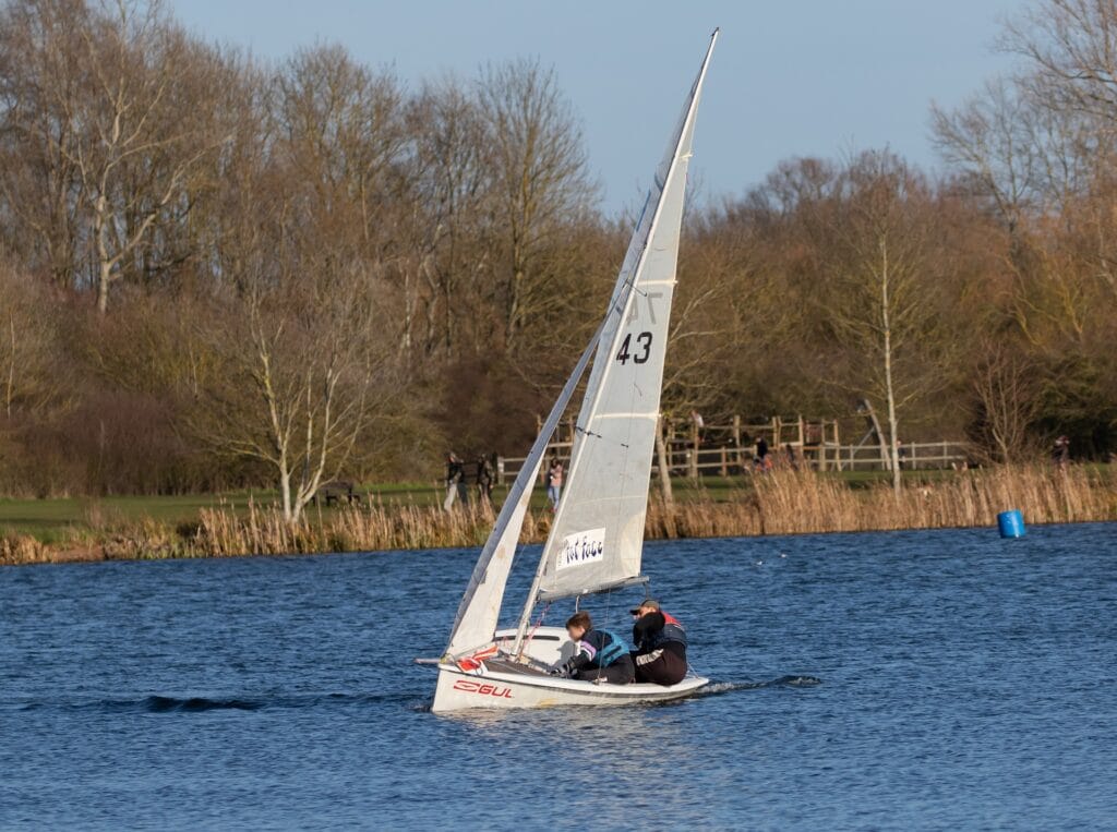 zeilboot met twee personen op binnenwater in Nederland